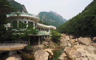 Северная Корея уничтожает отели в уникальной курортной зоне горы Кумган