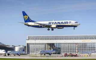 Пассажиры Ryanair улетели в другую страну и оказались в безвыходном положении