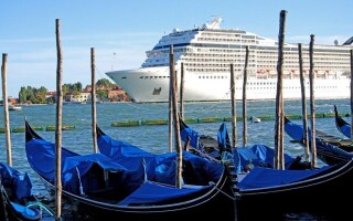 Венеция ввела официальный запрет на проход больших круизных судов через исторический центр города