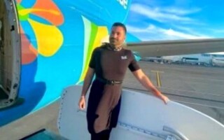 У авиакомпании JetBlue появились мужчины-бортпроводники в платьях
