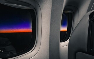 Какие ряды в салонах самолетов разных авиакомпаний не имеют собственного окна?
