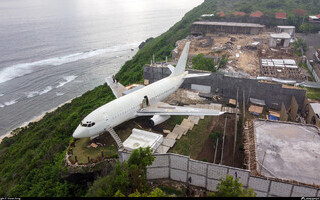 Заброшенный «Боинг» 737 на Бали россияне превратили в виллу