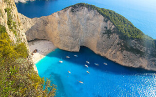 В Греции на знаменитом пляже обрушилась скала