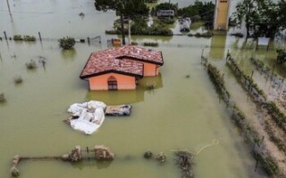 В Италии в результате сильнейшего за 100 лет наводнения погибли 14 человек