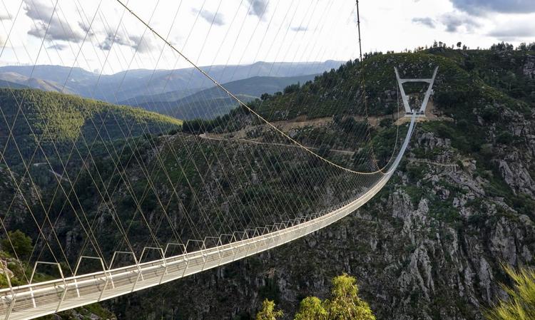 Самый длиннющий в мире подвесной мост открылся в Португалии. Почему туристы уже окрестили его «ужасным»?