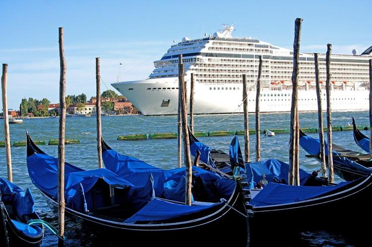 Венеция ввела официальный запрет на проход огромных круизных судов через исторический центр городка