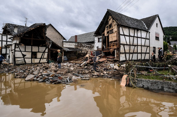 Запад Германии мучается от наводнения: погибли 110 человек, 10-ки пропали без вести (ВИДЕО)