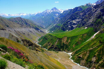 Вертолёт, летевший на содействие туристам из РФ, разбился в горах Таджикистана