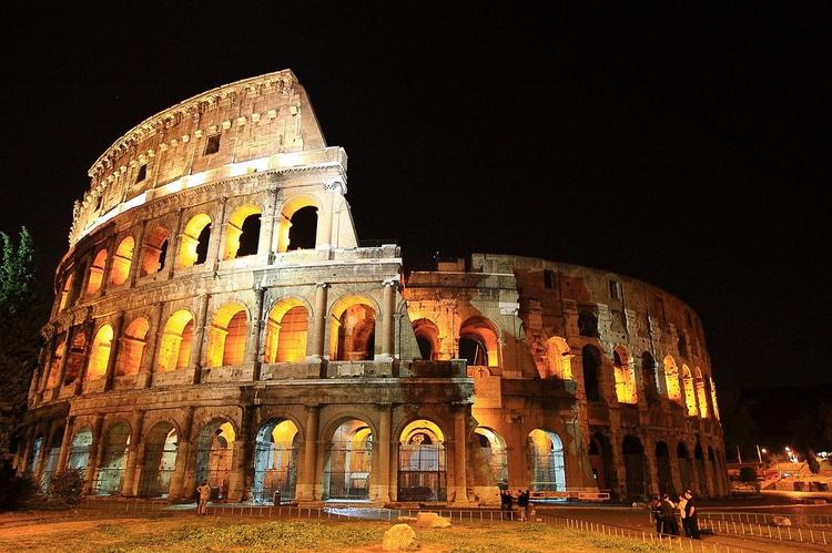 В Риме туристов оштрафовали на 800 евро. Они просто попили ночью пива в Колизее
