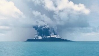 В Тихом океане вышло извержение подводного вулкана (ВИДЕО)