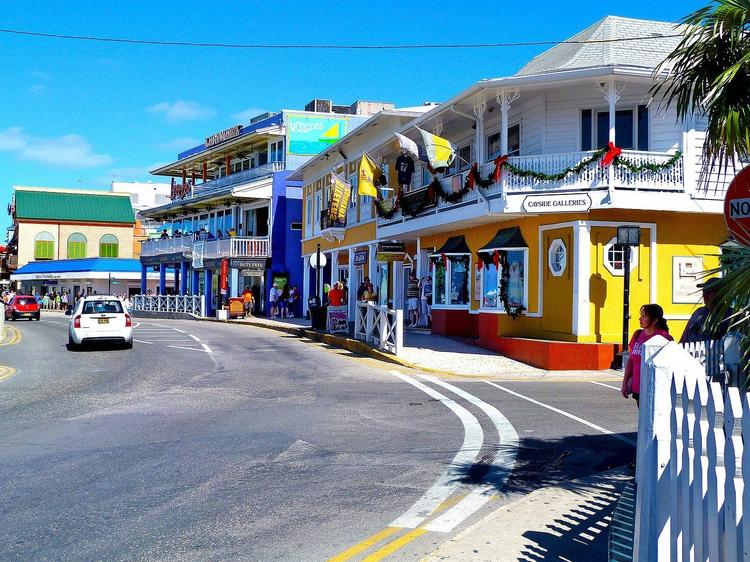 Каймановы острова отменили испытания по прибытии для вакцинированных туристов
