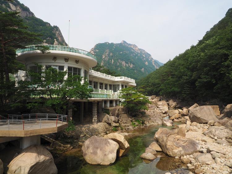 Северная Корея уничтожает гостиницы в уникальной курортной зоне горы Кумган