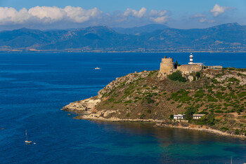 Сардиния предлагает 15 000 евро тем, кто купит дом на полуострове