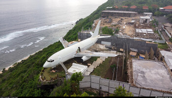 Заброшенный «Боинг» 737 на Бали россияне превратили в виллу
